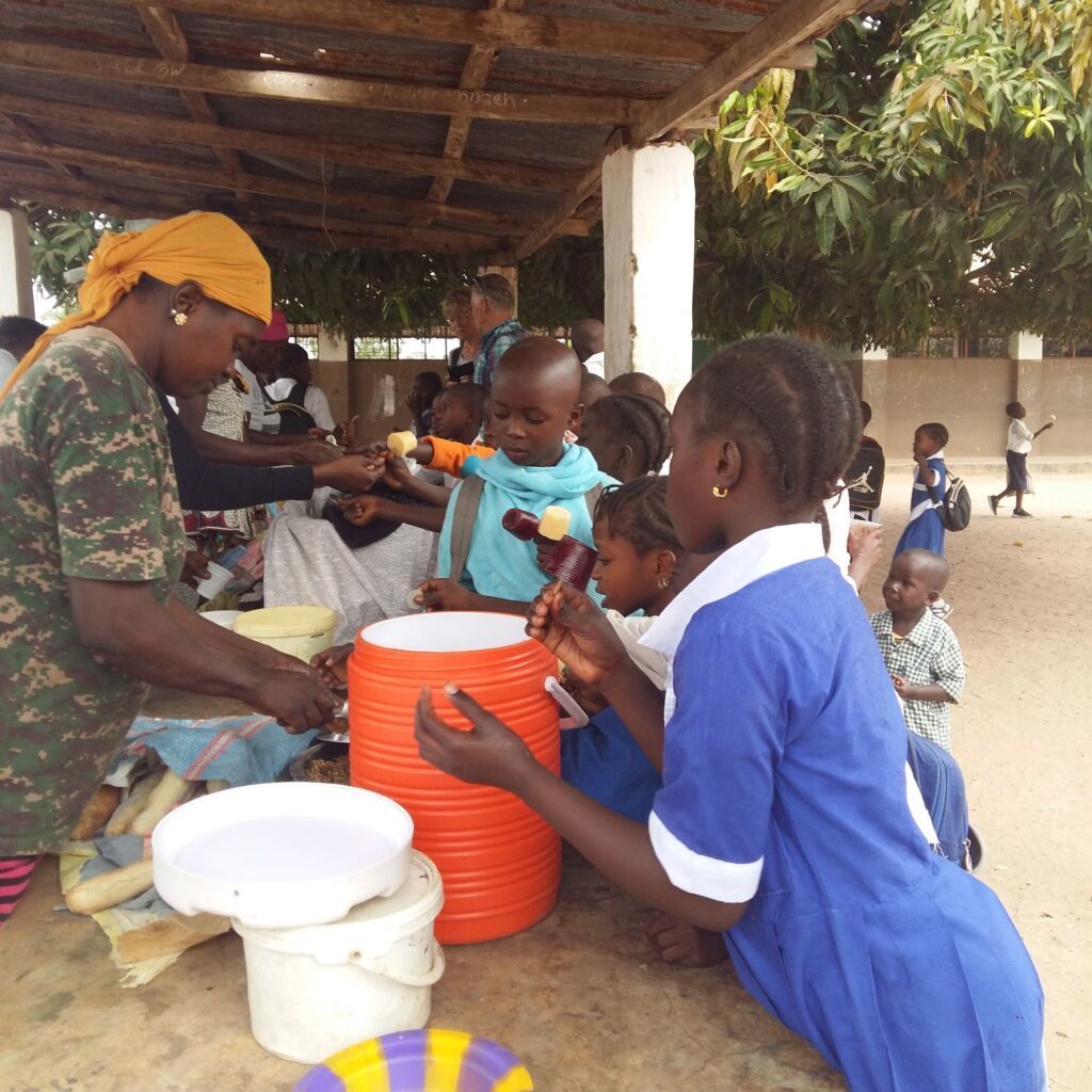 gambia_kassamatours_visit_local_school2