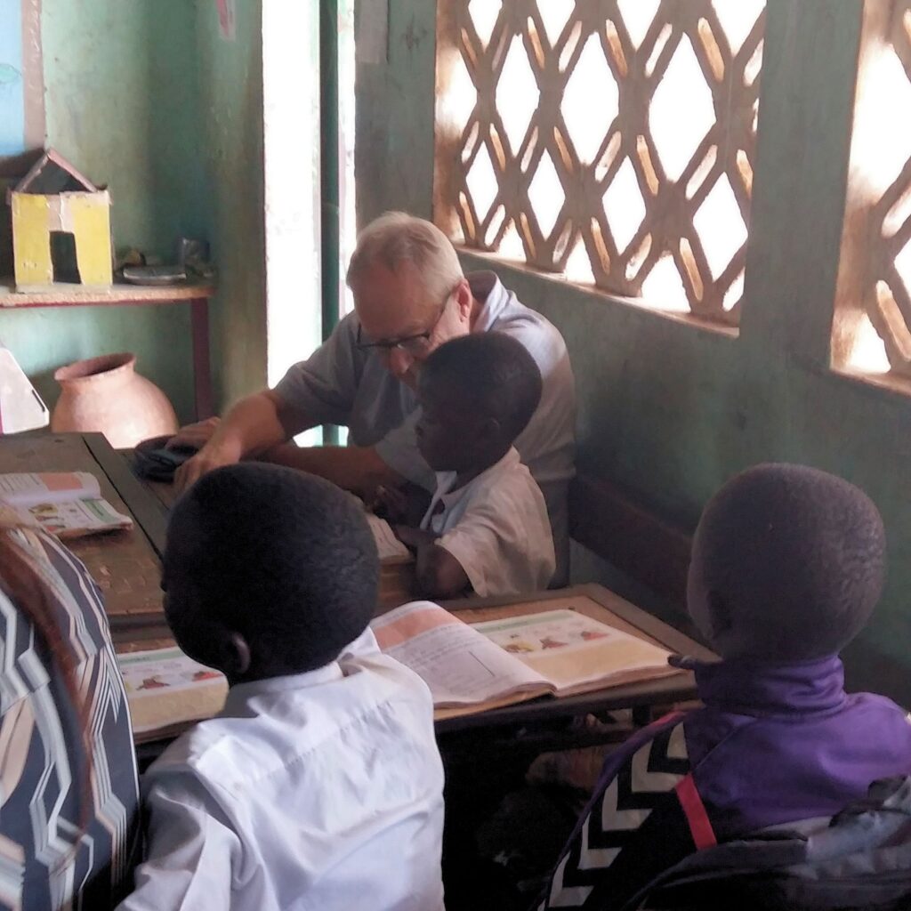 gambia_kassamatours_visit_local_school3